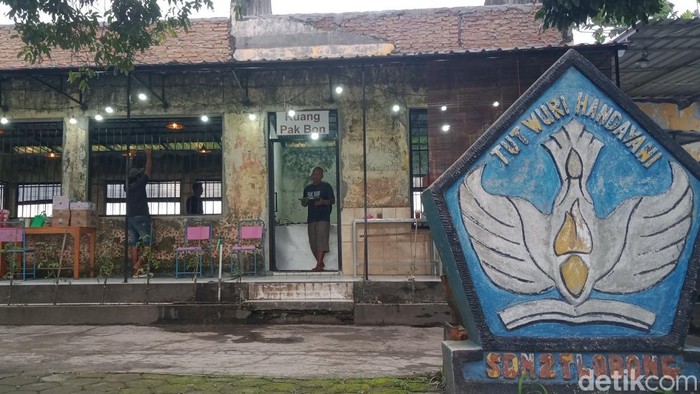 SDN 2 Tlobong, Delanggu, Klaten yang mangkrak disulap jadi resto.