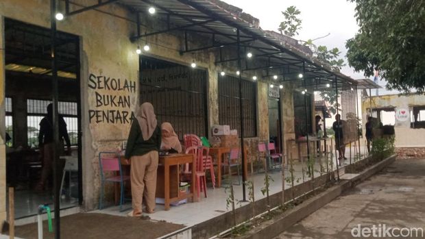 SDN 2 Tlobong, Delanggu, Klaten yang mangkrak disulap jadi resto. SDN 2 Tlobong, Delanggu, Klaten yang mangkrak disulap jadi resto.