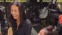 Video ini mendapatkan komentar dari netizen. Mereka mengaku lega bisa melihat Sheila Dara tertawa lepas. Lega banget lihat ka Sheila tertawa begitu, ungkap akun sbtre*****. happy lihat ibu negara, tutur akun lainnya. Foto: dok instagram Reza Chandika