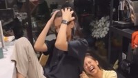 Sheila Dara tertawa karena, kelakuan adik Vidi, Diva dan kulkas yang layarnya menyala. Sheila sampai tertawa lepas. Foto: dok instagram Reza Chandika