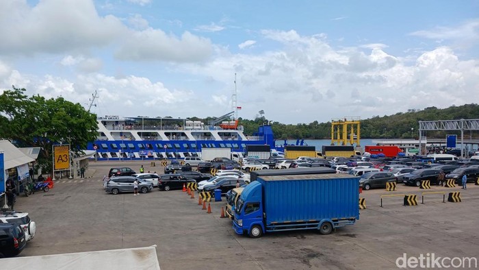 Suasana antrean kendaraan di Pelabuhan ASDP Telaga Punggur, Batam.