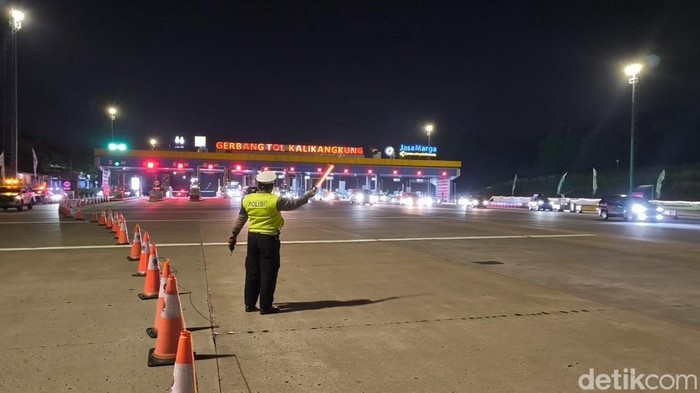 Suasana di GT Kalikangkung usai one way lokal dicabut pada Kamis (19/3/2026) malam.