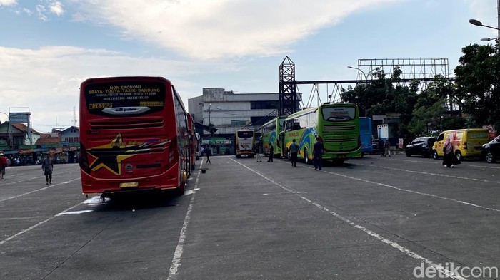 Suasana mudik di Terminal Cicaheum, Bandung.