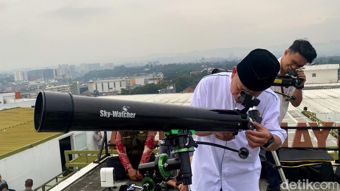 Suasana pemantauan hilal di kawasan Unisba, Jalan Tamansari, Kota Bandung.