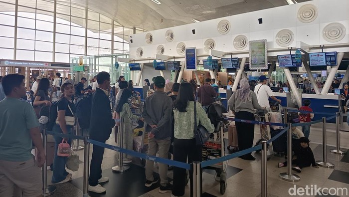 Suasana penumpang di Bandara Kualanamu H-2 Lebaran. (Kartika Sari/detikSumut)