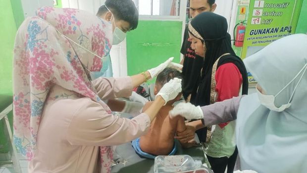 Suasana saat korban serangan anjing liar mendapat penanganan medis di Puskesmas Wonomulyo. Suasana saat korban serangan anjing liar mendapat penanganan medis di Puskesmas Wonomulyo.