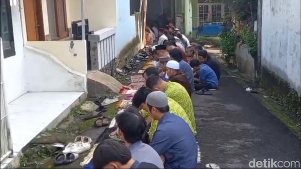 Suasana salat Idulfitri KPSS di Masjid Lingkungan Tegalsari, Sumedang.