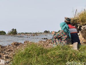 Lantunan Doa untuk Makam yang Tenggelam di Pesisir Tambakrejo Semarang
