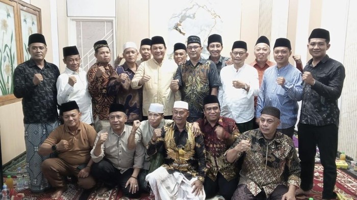 Subandi saat sowan ke relawan dan tokoh NU di Sidoarjo.