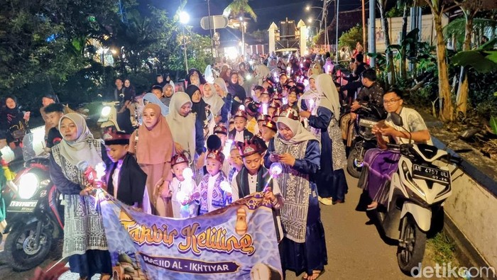 Takbir keliling di Desa Gontor, Kecamatan Mlarak, Ponorogo diwarnai mobil hias