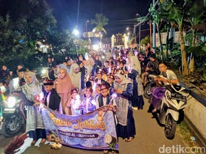 Takbir Keliling di Gontor Ponorogo Diwarnai Pawai Mobil Hias