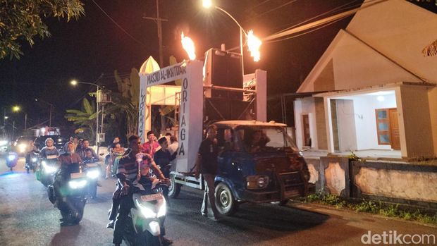 Takbir keliling di Desa Gontor, Kecamatan Mlarak, Ponorogo diwarnai mobil hias