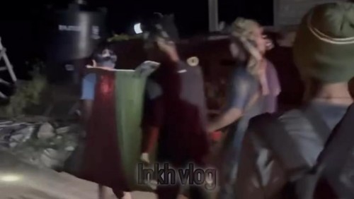Korban tambang emas ilegal ditandu, Rabu (18/3/2026) malam.