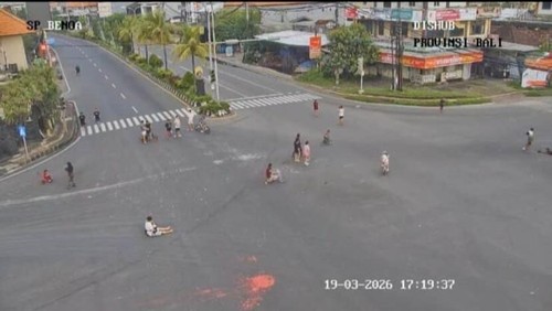 Tangkapan layar aktivitas warga yang keluar saat Nyepi di Simpang Pesanggaran. (Istimewa)