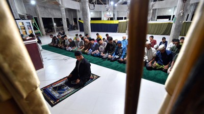 Tarawih Terakhir Penyintas Bencana Sambut Idul Fitri di Tapanuli Tengah