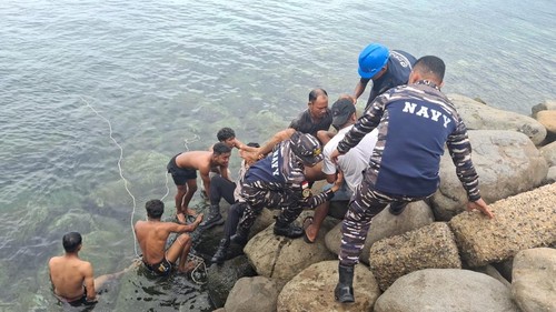 Tim gabungan evakuasi kernet truk ekspedisi yang tenggelam di pelabuhan Wae Kelambu Labuan Bajo, Manggarai Barat, NTT, Kamis (19/9/2026) (Humas Polres Manggarai Barat)