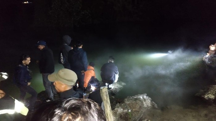 Tim SAR gabungan mencari remaja hilang diduga tenggelam di Danau Ranolewo Minahasa.