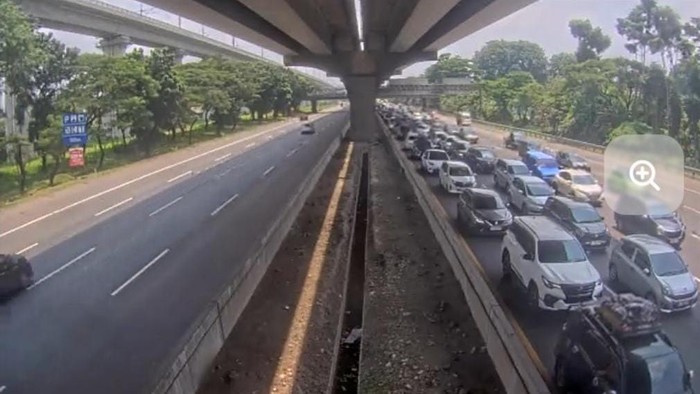 Tol Jakarta-Cikampek arah Cikampek macet siang ini, Kamis (19/3/2026).