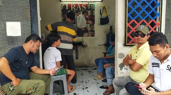 Tukang potong rambut di Pasuruan ramai pelanggan jelang Idul Fitri.