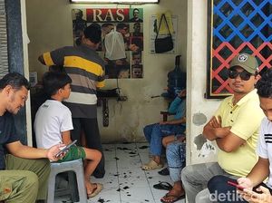 Tukang Potong Rambut di Pasuruan Diserbu Warga Jelang Lebaran