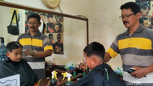Jelang Lebaran Tukang Cukur Rambut di Pasuruan Kebanjiran Pelanggan