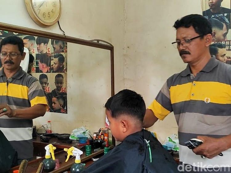 Jelang Lebaran Tukang Cukur Rambut di Pasuruan Kebanjiran Pelanggan
