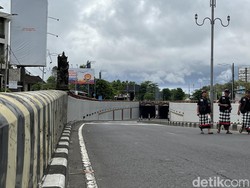 Foto: Pecalang berpatroli di Underpass I Gusti Ngurah Rai dekat bandara. (Rizki Setyo Samudero/detikBali)