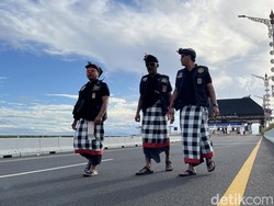 Foto: Tiga pecalang Desa Adat Tuban berpatroli Nyepi sambil berbincang di Tol Bali Mandara. (Rizki Setyo Samudero/detikBali)