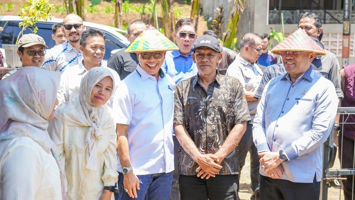 Wakil Kepala Badan Gizi Nasional (BGN) Sony Sonjaya, Bupati Bandung Dadang Supriatna pamerkan hasil panen perdana program Gerakan Tanami Halaman (Gertaman) yang dilakukan di kawasan Rumah Dinas Bupati, komplek Pemkab Bandung, Kamis (19/3/2026).