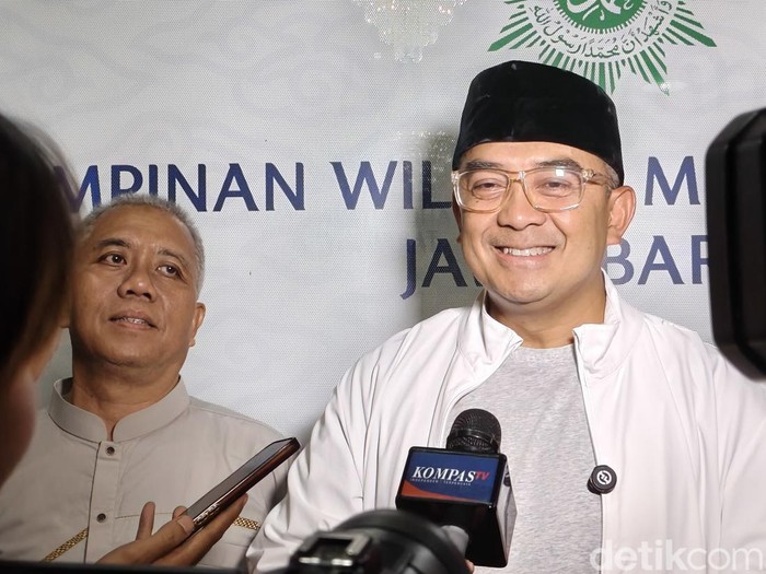 Wali Kota Bandung M Farhan saat memantau malam takbiran Umat Muhammadiyah di Masjid Raya Mujahidin, Kota Bandung.