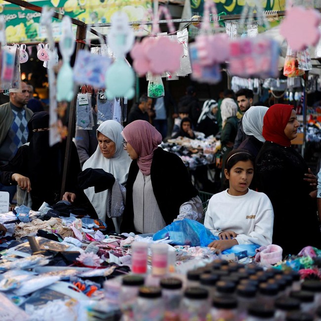 Warga Gaza Berbelanja Jelang Idulfitri di Tengah Keterbatasan