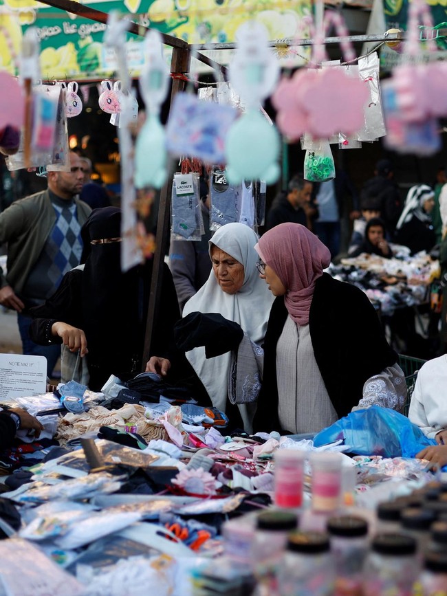 Warga Gaza Berbelanja Jelang Idulfitri di Tengah Keterbatasan