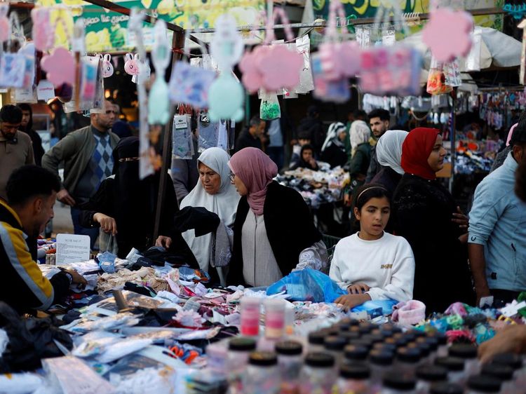 Warga Gaza Berbelanja Jelang Idulfitri di Tengah Keterbatasan