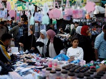 Warga Gaza Berbelanja Jelang Idulfitri di Tengah Keterbatasan