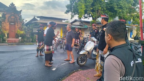 WN Amerika Serikat (AS) ditangkap pecalang seusai ketahuan berkeliaran di Jalan Raya Sukawati saat Nyepi, Kamis (20/3/2026).