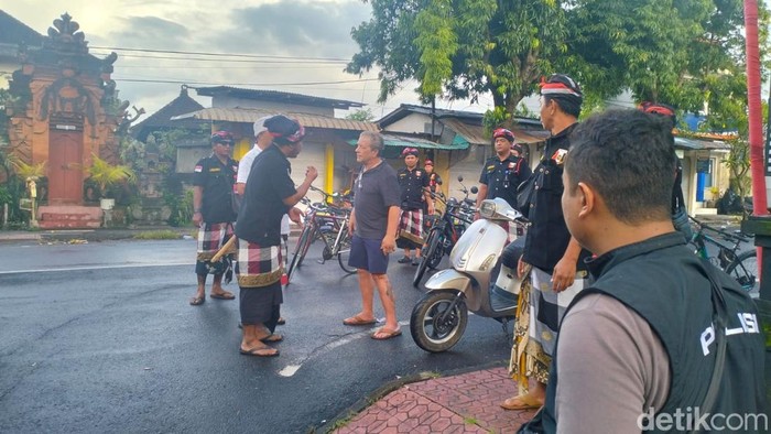 WN Amerika Serikat (AS) ditangkap pecalang setelah ketahuan berkeliaran di Jalan Raya Sukawati saat Nyepi, Kamis (20/3/2026).
