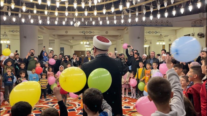 Anak-anak berkumpul di masjid Turki