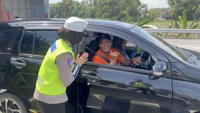 Anggota Satlantas Polres Nganjuk menyapa pemudik
