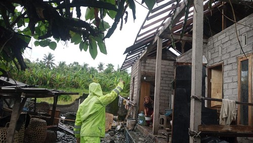Angin puting beliung menerjang pemukiman warga di Banjar Pasar, Desa Yehembang, Kecamatan Mendoyo, Jembrana, Bali, Kamis (19/3/2026). (Foto: Polres Jembrana)
