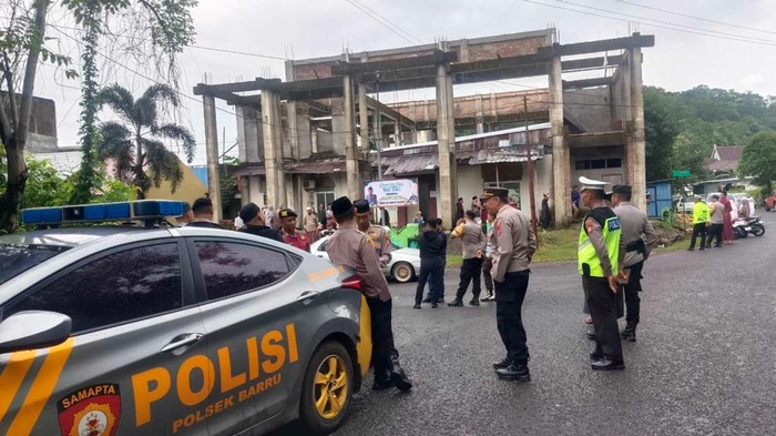 Aparat kepolisian turun ke TKP jemaah Muhammadiyah diduga dilarang salat Idul Fitri di Barru.