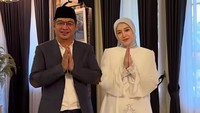 Pasha Ungu dan Adelia kompak dengan nuansa putih. Selamat Lebaran semuanya mohon maaf lahir dan batin, tulis Adelia. Foto: Instagram