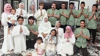 Inul Daratista mengunggah foto bersama keluarga di kampung. Selamat Hari Raya Minal Aidin wal Faidzin mohon maaf lahir bathin. formasi ga lengkap, minus 2 adik perempuan saya msh di Ameriki ikot bojone ga mudik, tulis Inul Daratista. Foto: Instagram