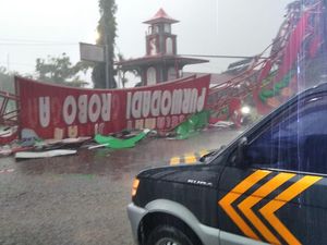 Gapura Selamat Datang Purwodadi Grobogan Roboh Akibat Angin Kencang