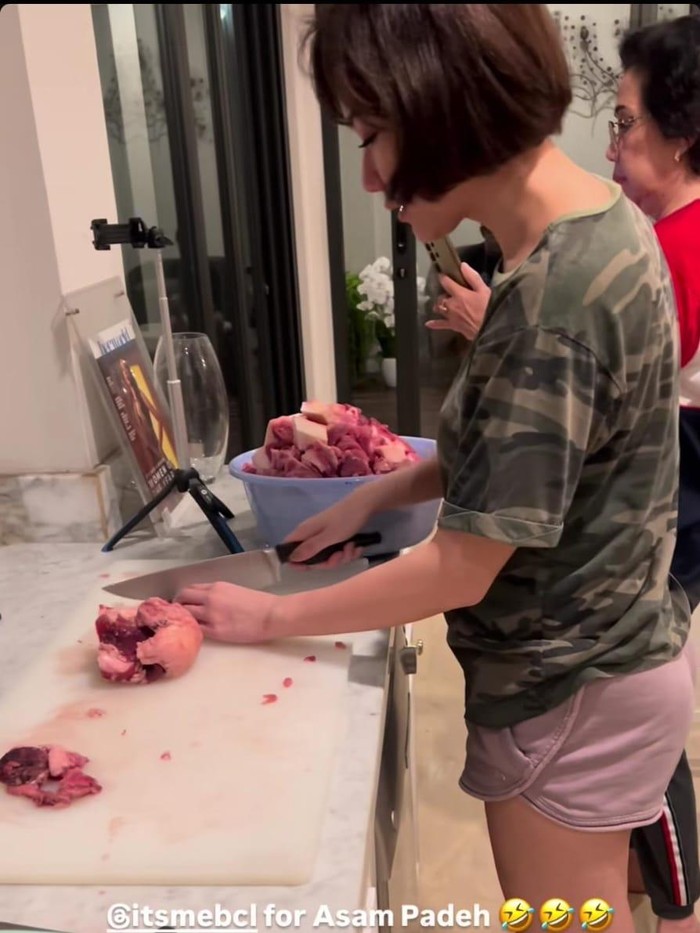 BCL Sibuk di Dapur Jelang Lebaran, Masak Asam Padeh hingga Kue Coklat