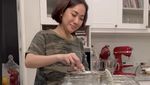 BCL Sibuk di Dapur Jelang Lebaran, Masak Asam Padeh hingga Kue Coklat