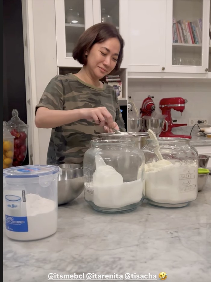 BCL Sibuk di Dapur Jelang Lebaran, Masak Asam Padeh hingga Kue Coklat