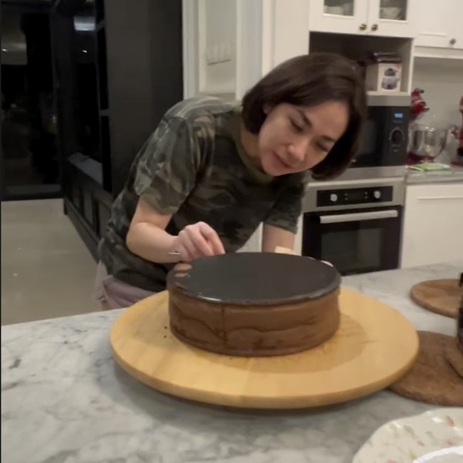 BCL Sibuk di Dapur Jelang Lebaran, Masak Asam Padeh hingga Kue Coklat