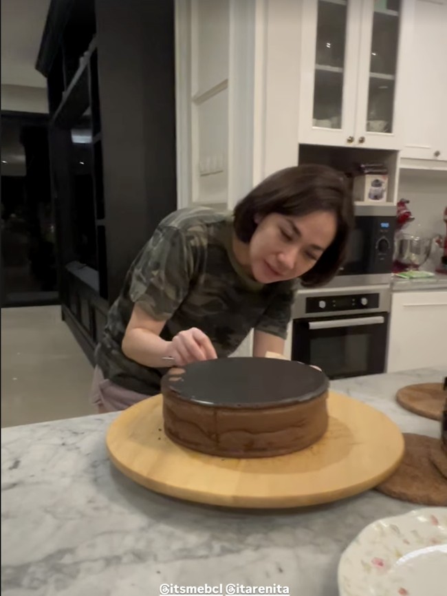 BCL Sibuk di Dapur Jelang Lebaran, Masak Asam Padeh hingga Kue Coklat