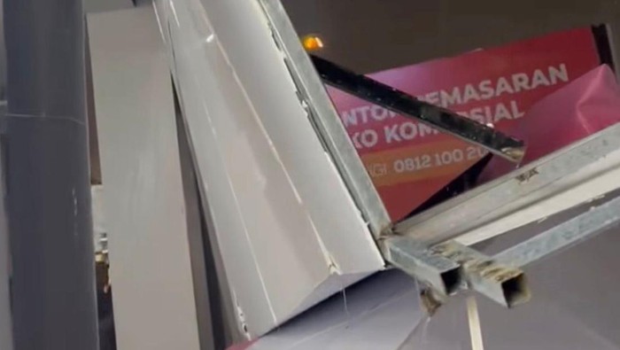 Billboard berukuran jumbo milik PSI Sulsel roboh timpa mobil.