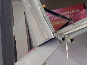Billboard Kantor PSI Sulsel Roboh Timpa 2 Mobil di Tanjung Bunga Makassar